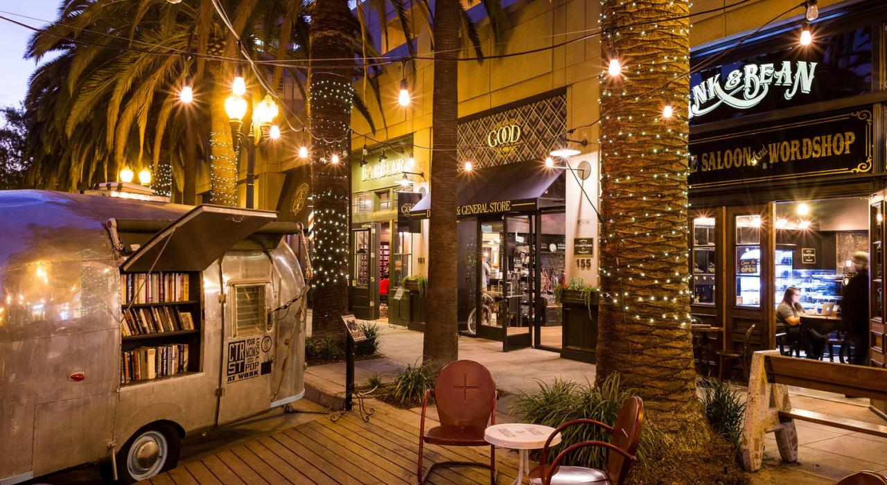 市中心中央街旁的当地商贩、精品店和餐厅