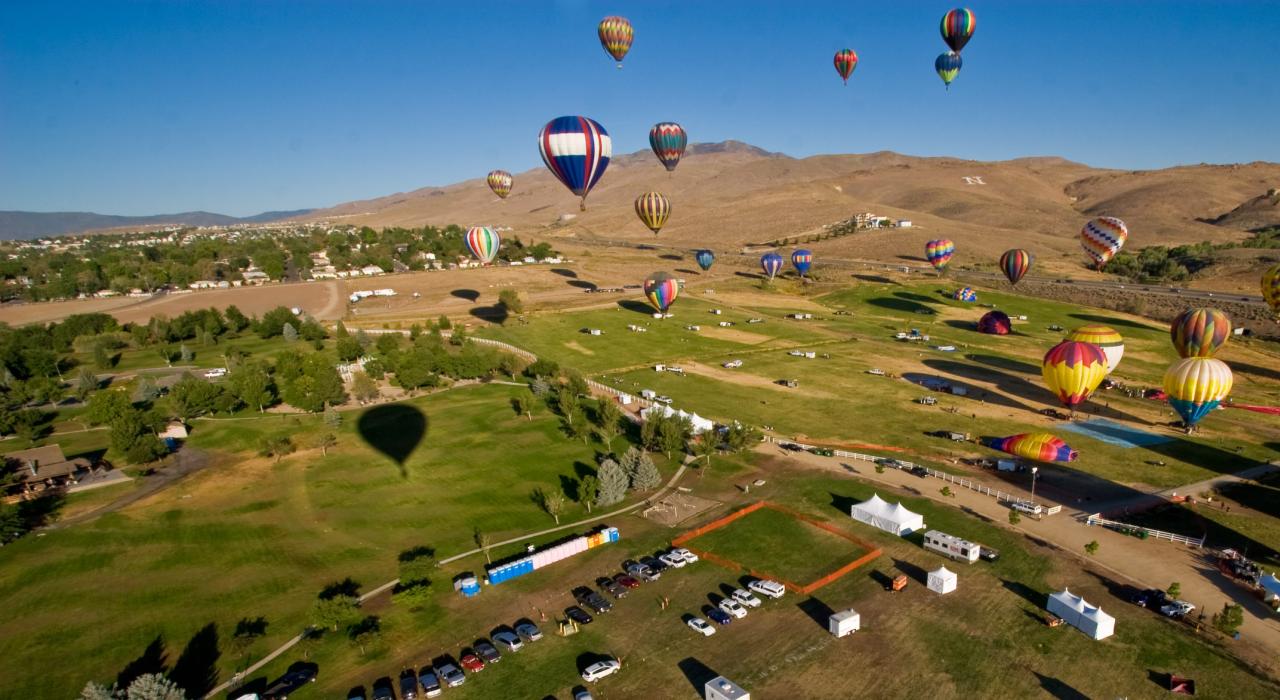 俯瞰圣拉斐尔牧场公园，观看里诺热气球大赛