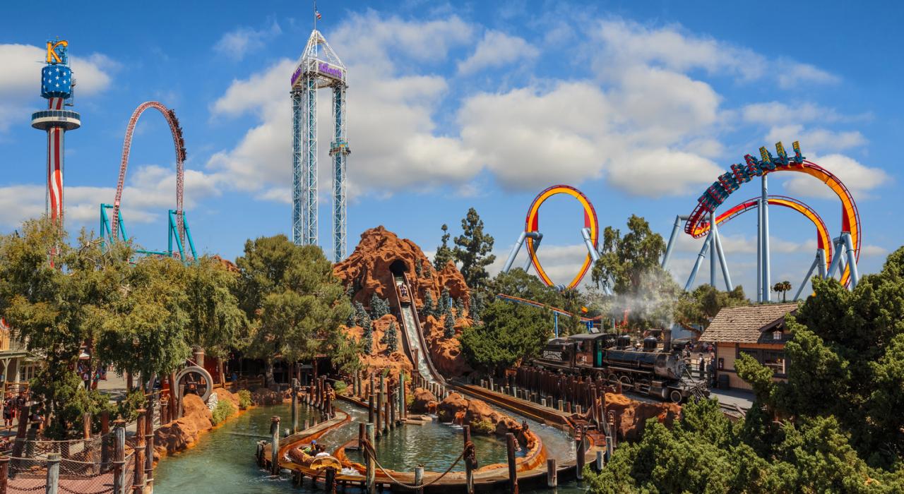 纳氏草莓园游乐场内的过山车和其他设施