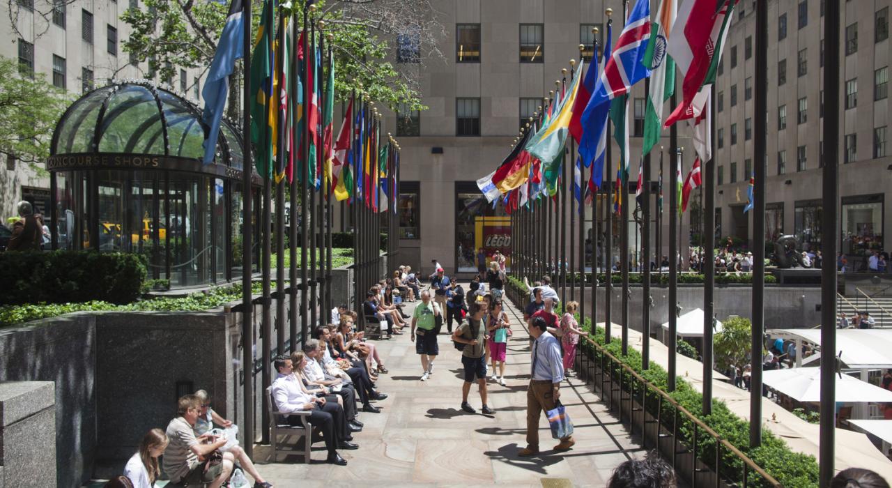 Touristes se promenant sur l’esplanade du Rockefeller Center, dans Manhattan
