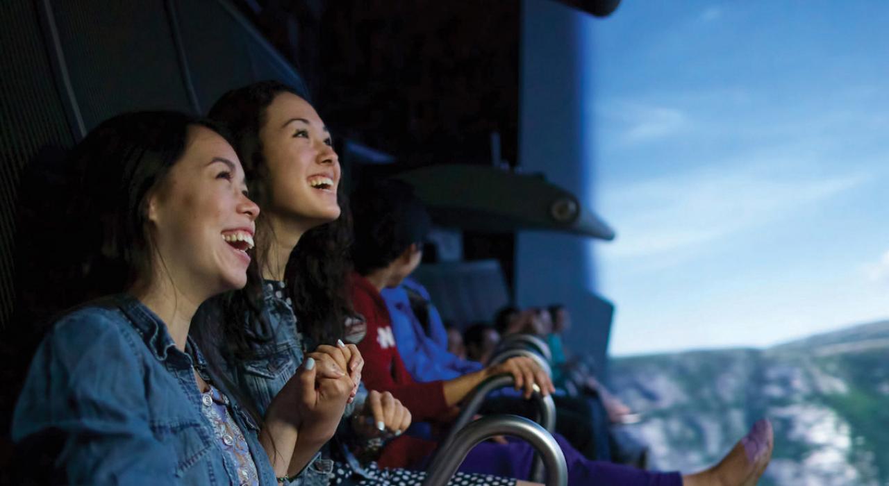 美国商城 FlyOver America 模拟飞行项目的体验者们笑得很开心