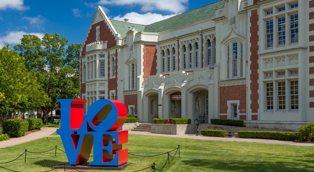 俄克拉荷马大学游客服务中心前用来装饰草坪的雕塑