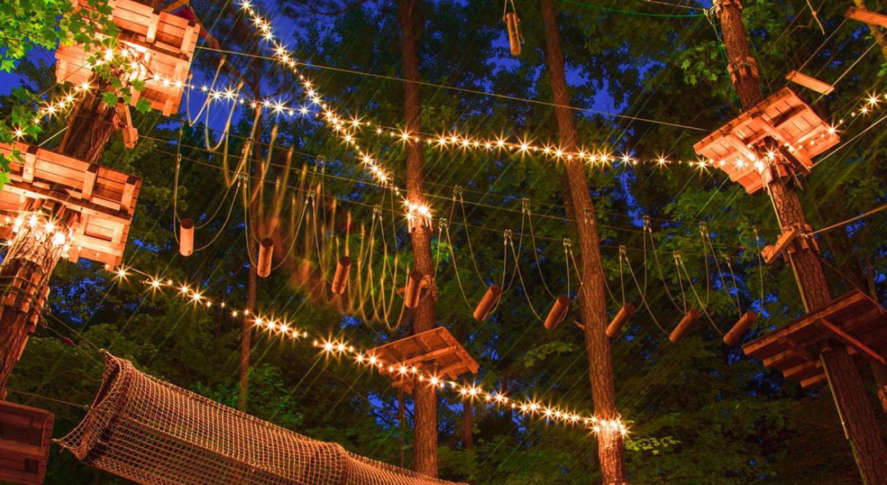 Las iluminadas copas de los árboles de Frakenmuth Aerial Park