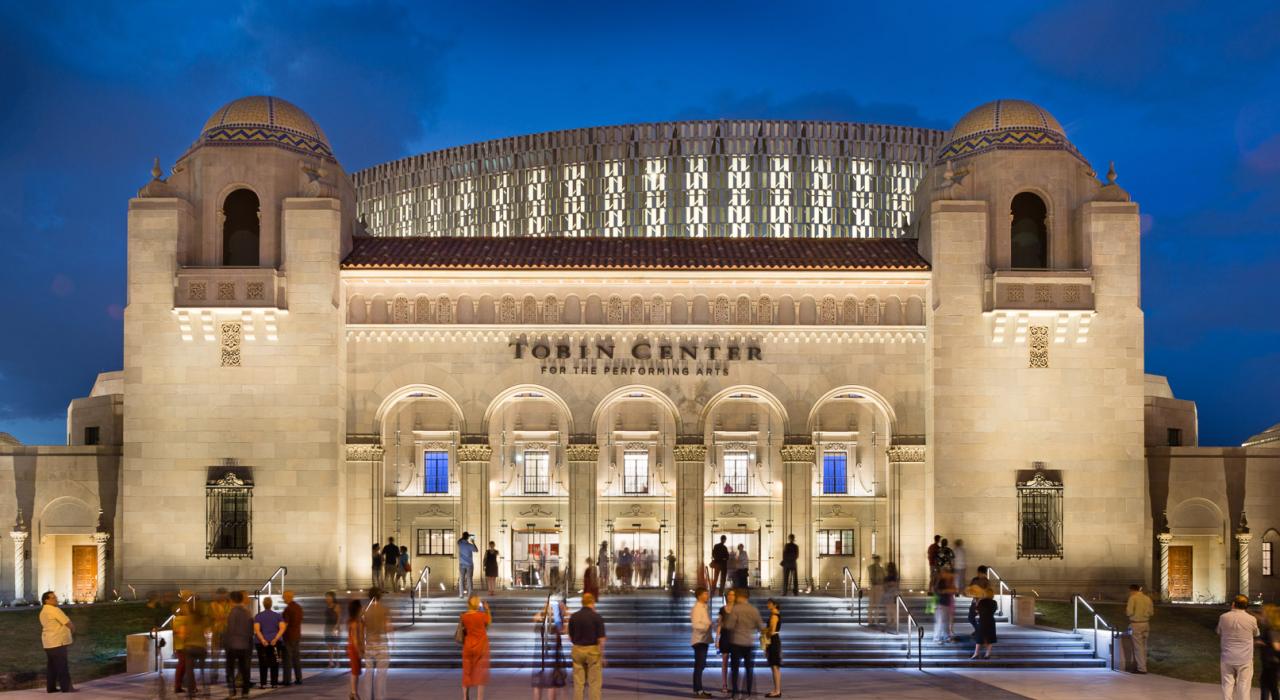 德克萨斯州圣安东尼奥的托宾表演艺术中心的夜间演出