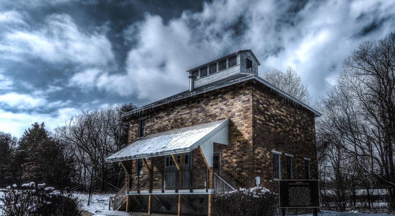 冬季里白雪覆盖的芹菜公寓