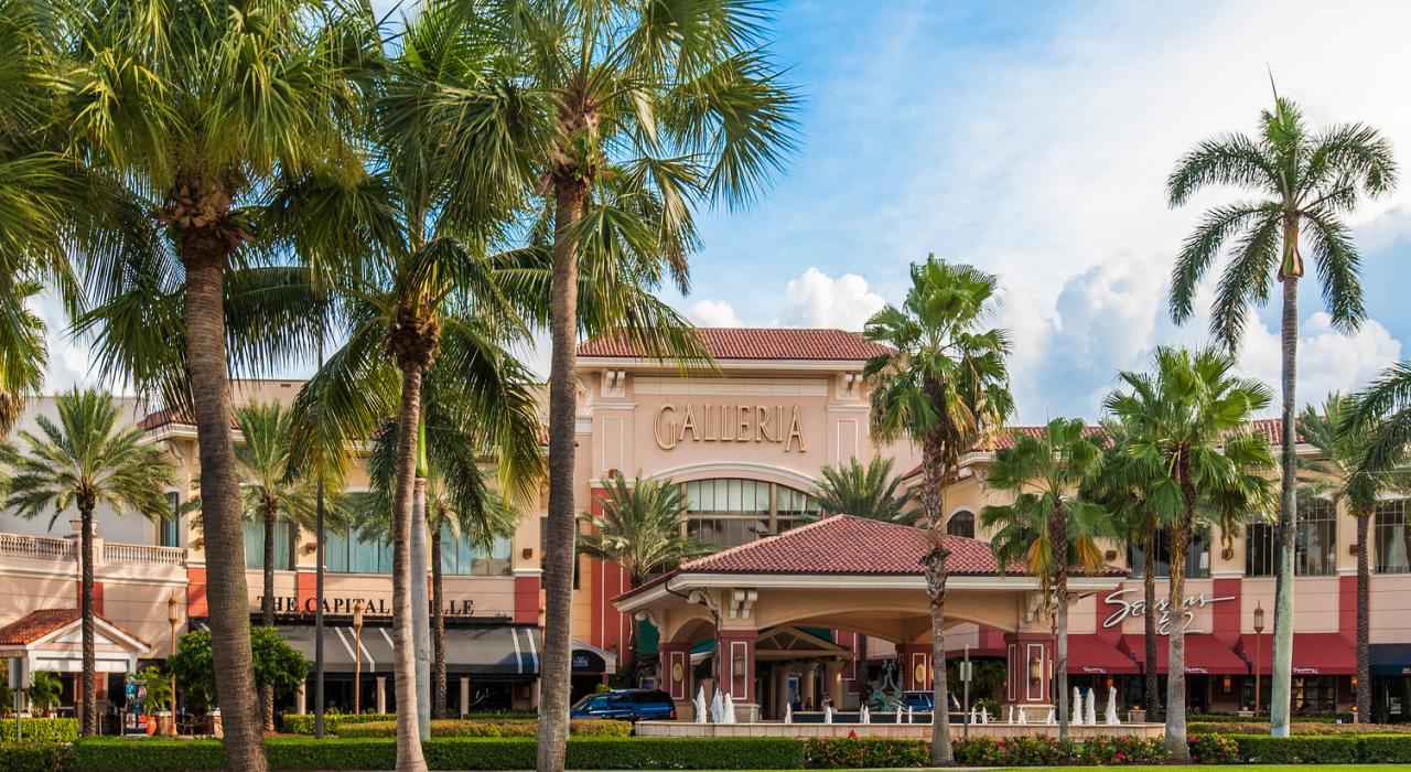 顾客纷至沓来的罗德岱堡风雨商业街廊