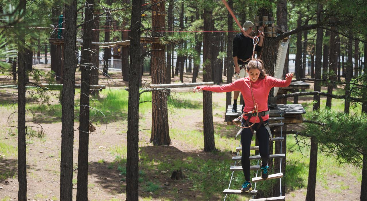 在 Flagstaff Extreme Adventure Course 线路体验行走于树顶之间的惊险刺激感