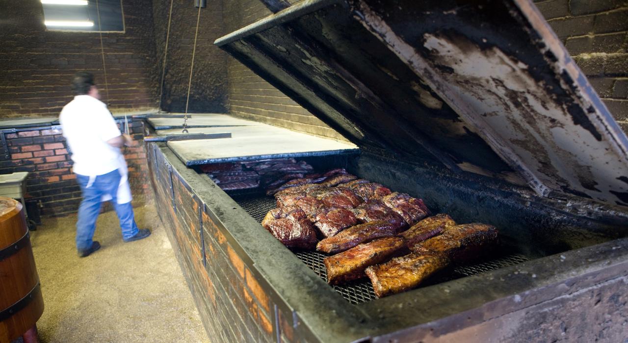 德克萨斯州洛克哈特镇的一家烧烤店正在制作烧烤