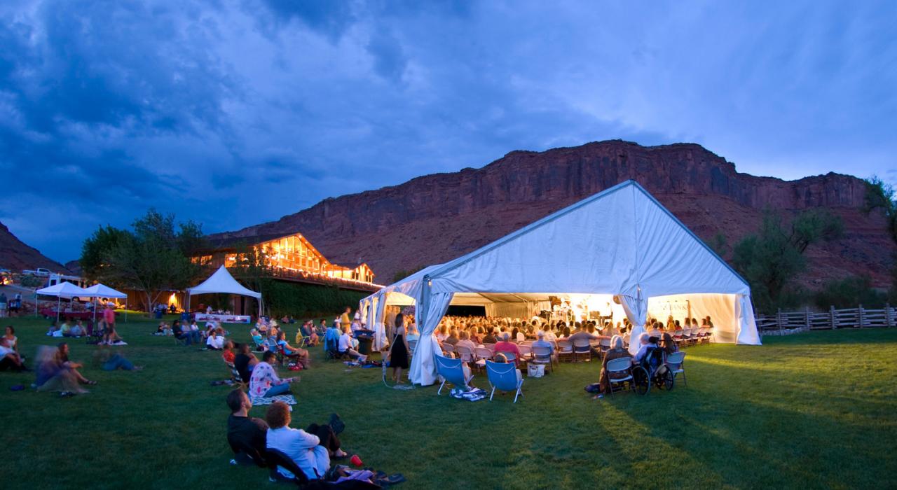 人们在摩押音乐节放松休息