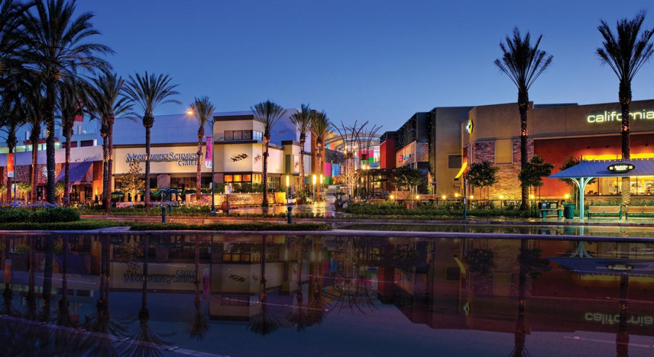 安纳海姆花园走廊边的餐饮、购物和娱乐场所