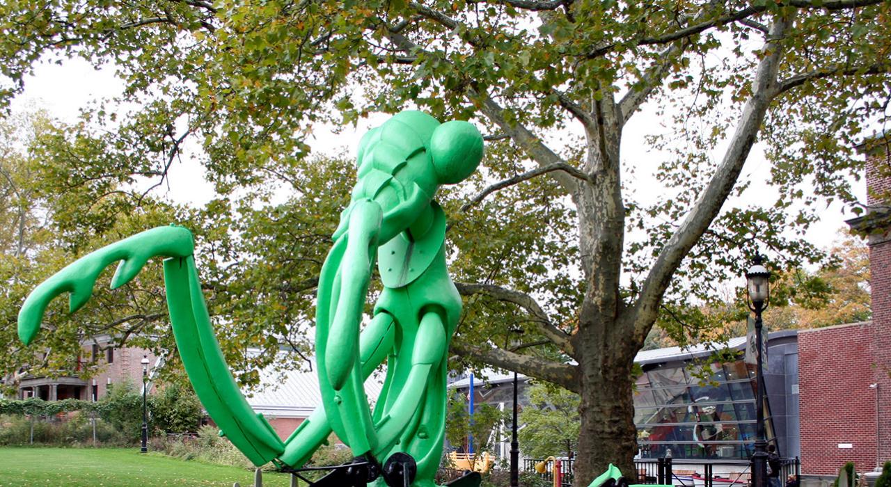 Énorme statue d’une mante religieuse à l’extérieur du Staten Island Children’s Museum