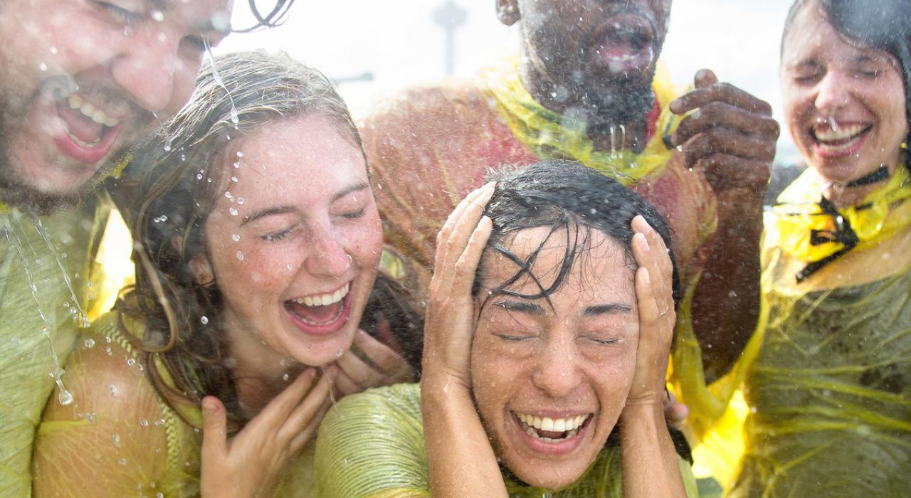 在风之洞感受瀑布湿身的欢畅