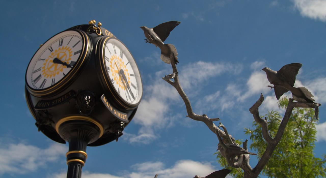 吉列镇历史悠久的市中心主街上的装饰雕塑和时钟