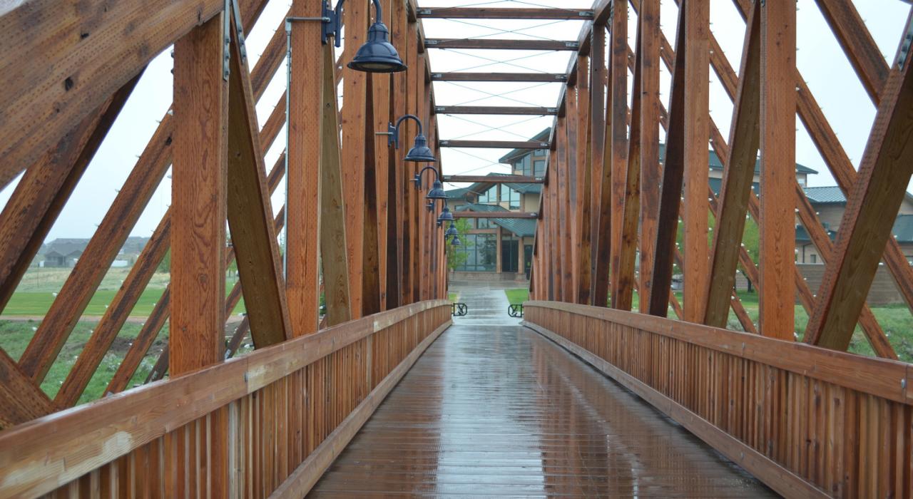 吉列学院校园内的木制人行桥雨天的景象