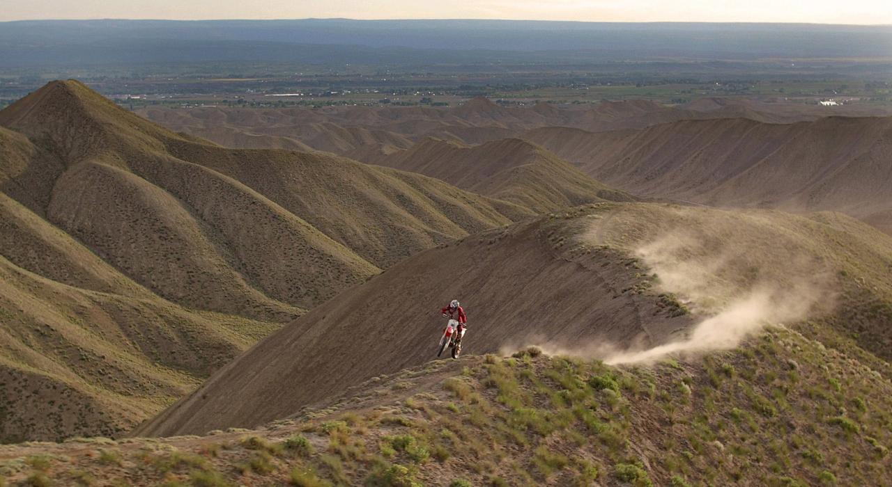Motociclismo de montaña sobre "el espinazo" de la Peach Valley Recreation Area