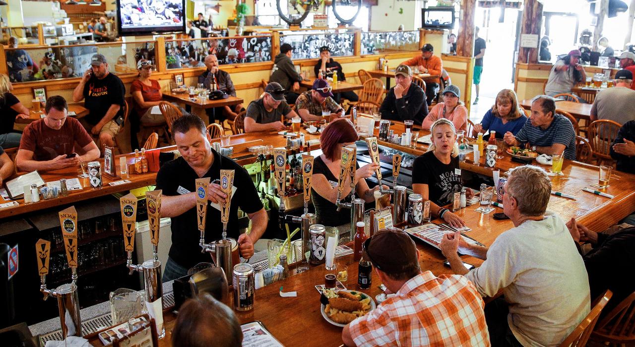 在摩押啤酒厂品尝啤酒和酒吧菜肴，领略当地唯一的精酿饮品厂