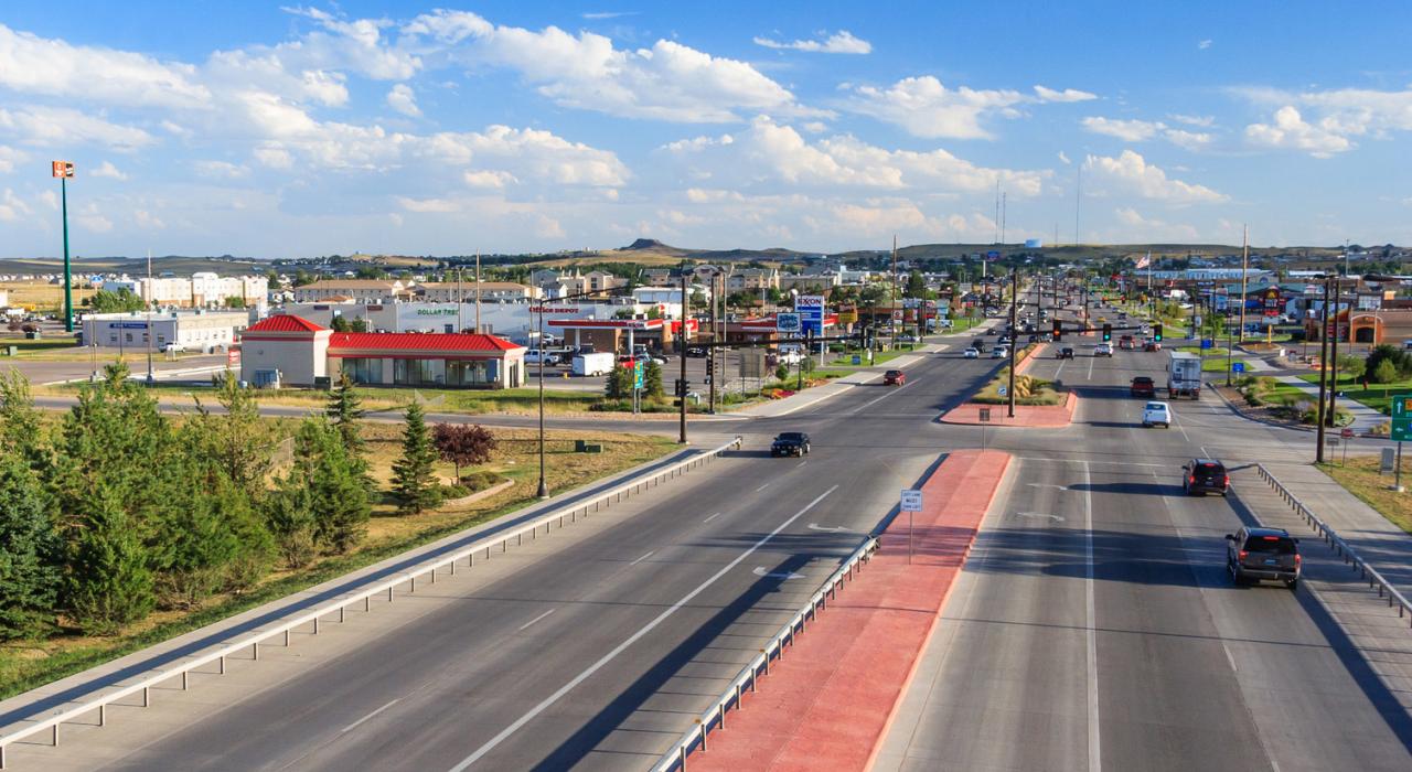 穿过吉列镇的道格拉斯高速公路背后的山丘景色