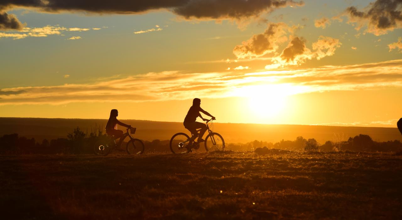 Un paseo en bicicleta al atardecer en la meseta
