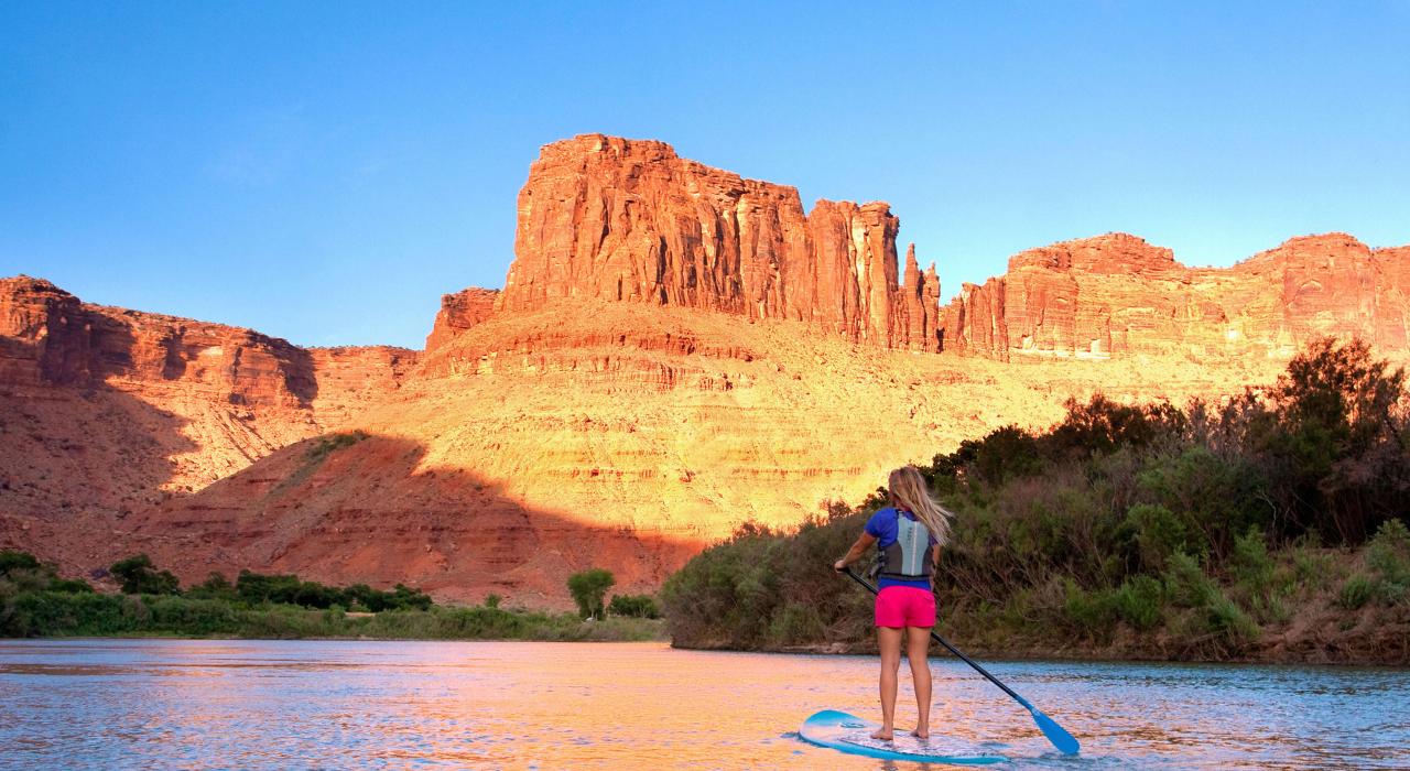 在沿城市流淌的科罗拉多河上，伫立在明轮船上观光