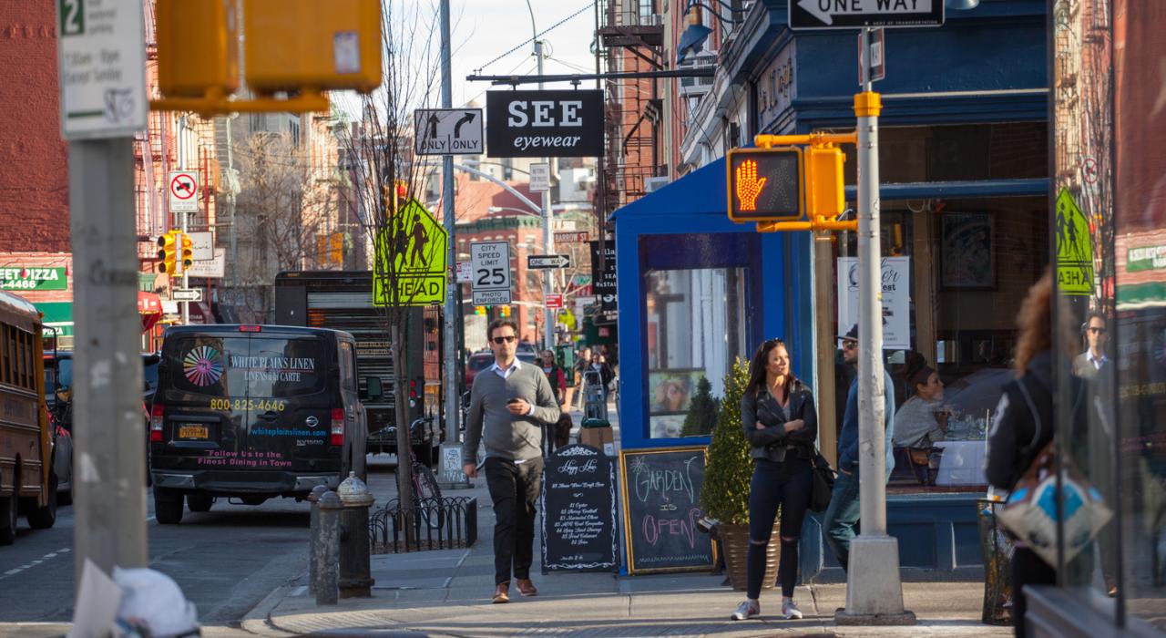 熙熙攘攘的曼哈顿西村 (West Village of Manhattan)，历史悠久的同性恋解放运动活动场所