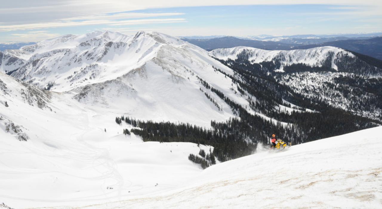 格兰德湖周围山脉中的冬季雪地摩托探险之旅