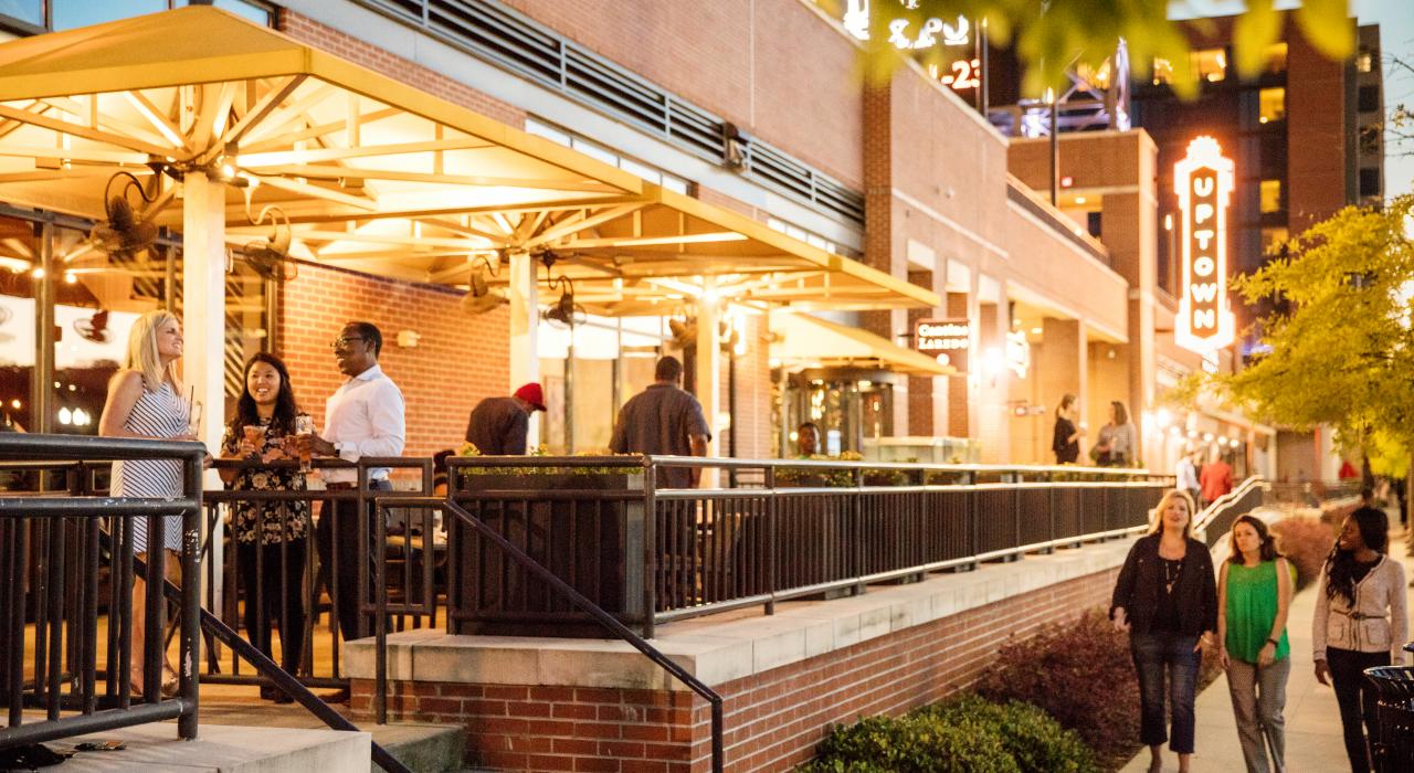 在住宅区附近的餐厅里享受夜生活