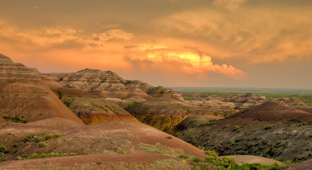 落日余晖为恶土披上一身金色的衣装