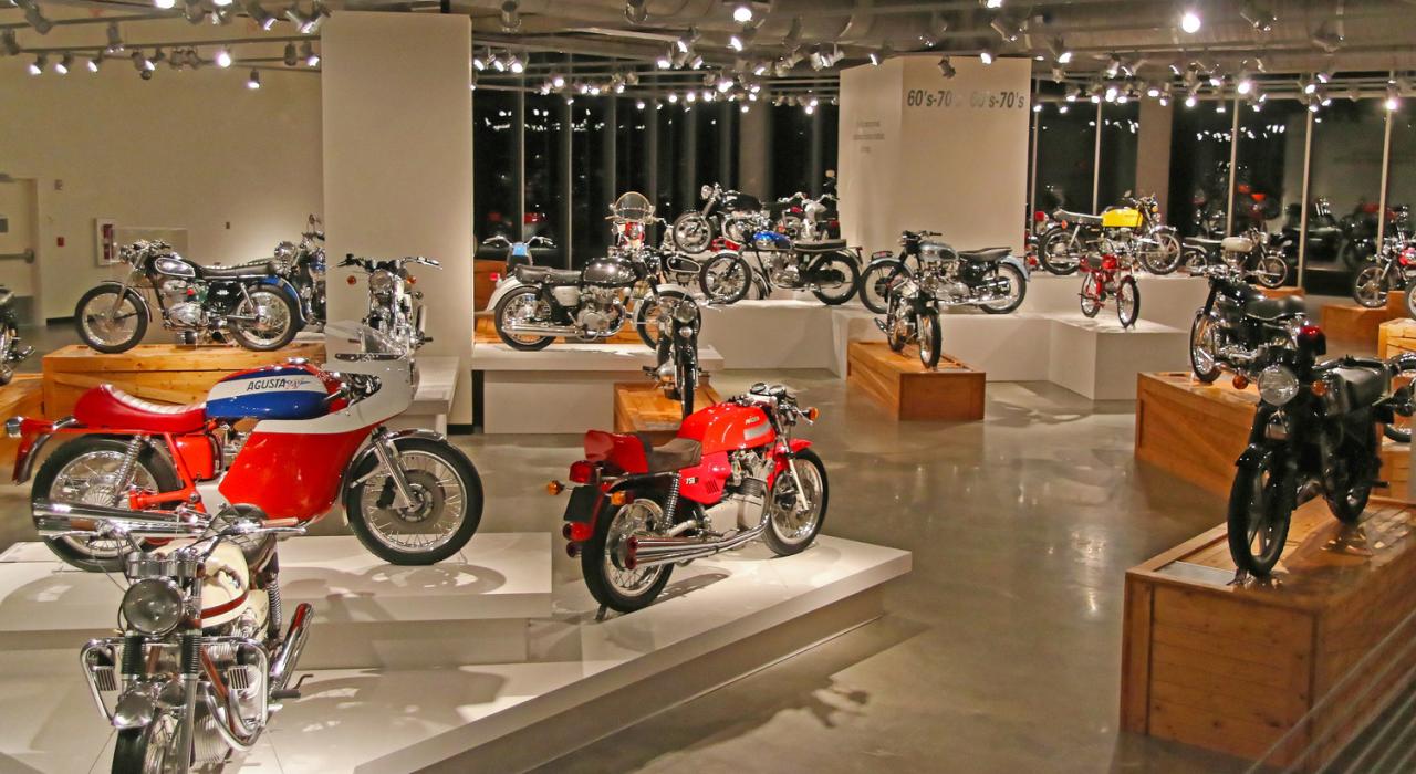 巴伯经典摩托车博物馆内闪亮的新摩托展览