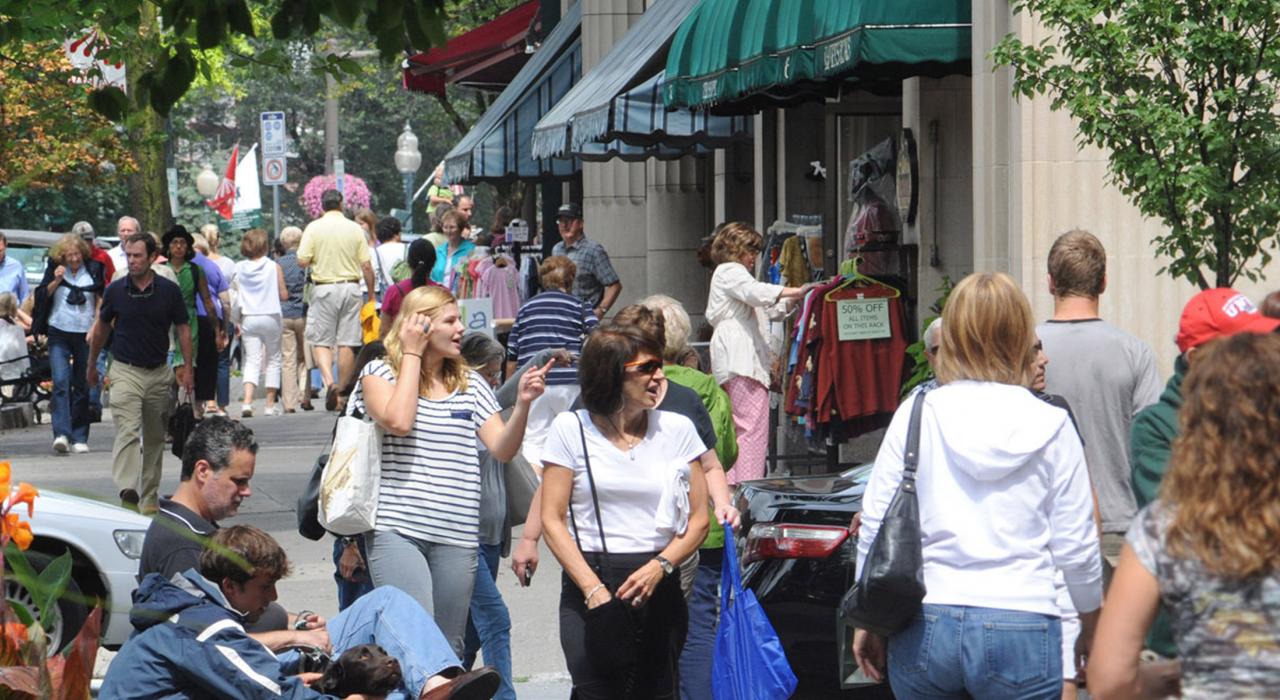 在市中心古朴的街道中散步和购物