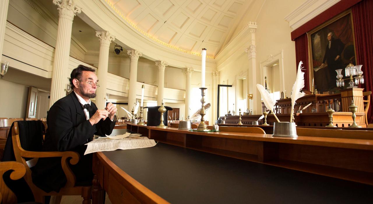 该市的“历史再现”节上，一位林肯模仿者在旧州议会大厦