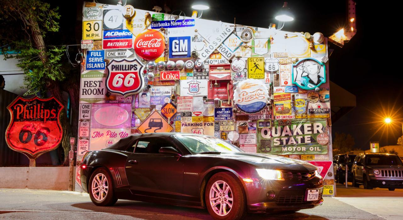 灯光闪烁的老 66 号公路带领游客穿越新墨西哥州阿尔伯克基