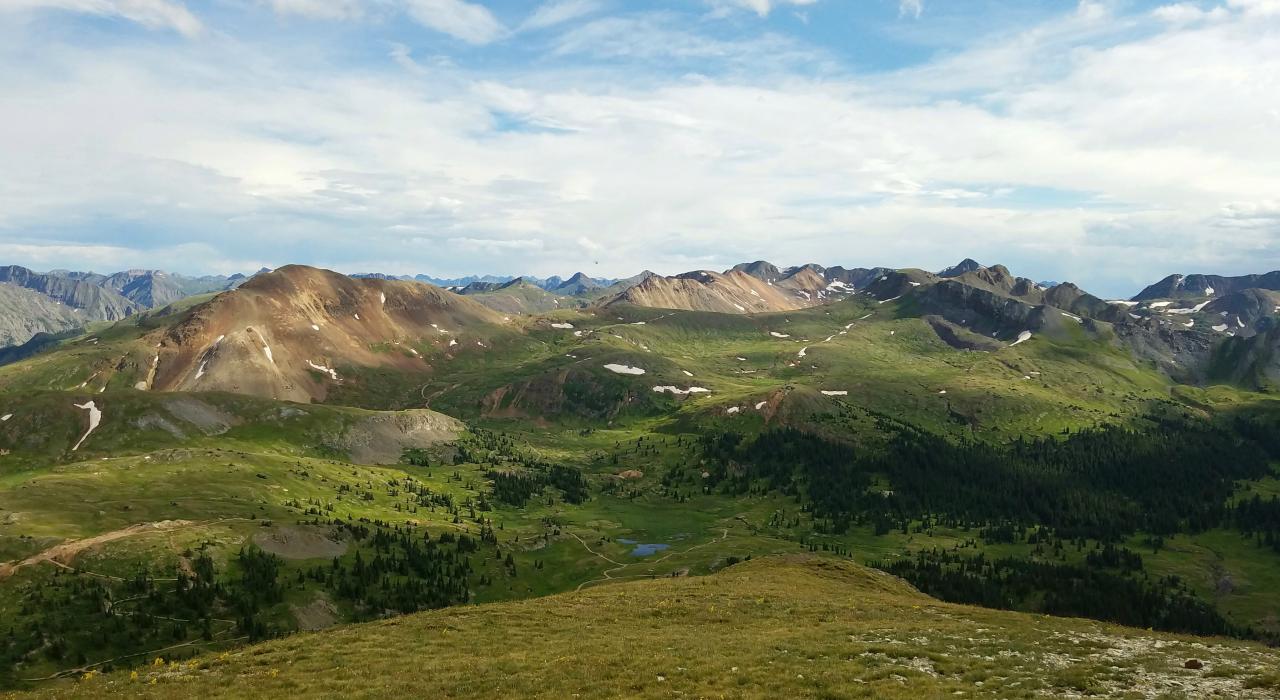在乌雷附近科罗拉多州高山环线的 Engineer Pass 山口欣赏美景