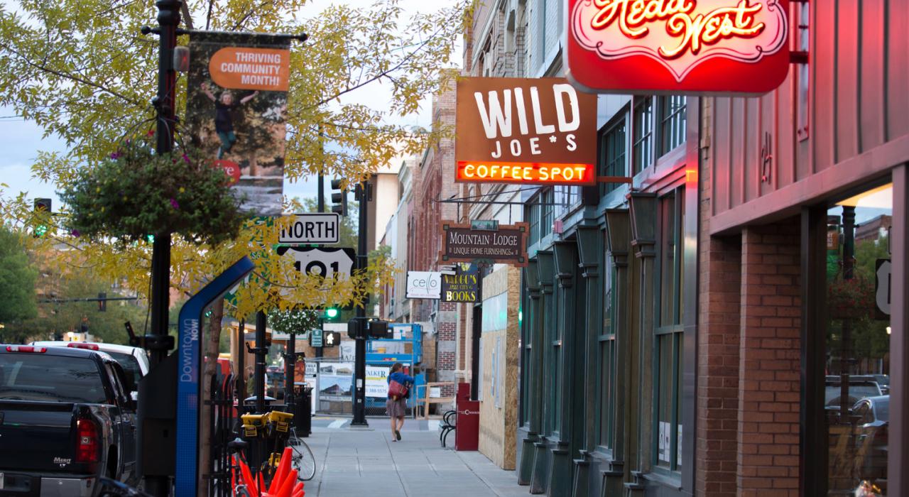 蒙大拿州别具一格的博兹曼市中心街道两旁商店林立