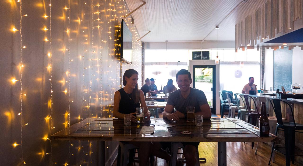 在欧弗兰帕克的啤酒馆里享用手工精酿啤酒