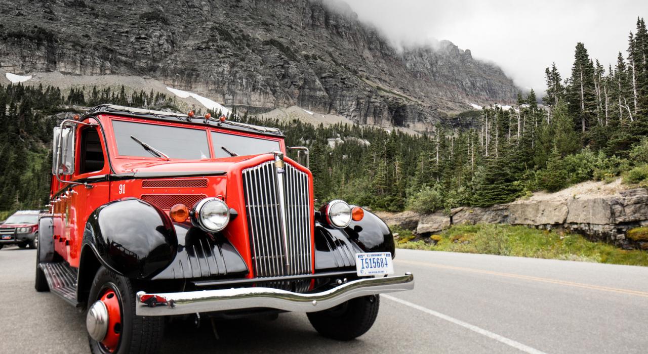 冰川国家公园向阳大道沿线的红色巴士观光之旅