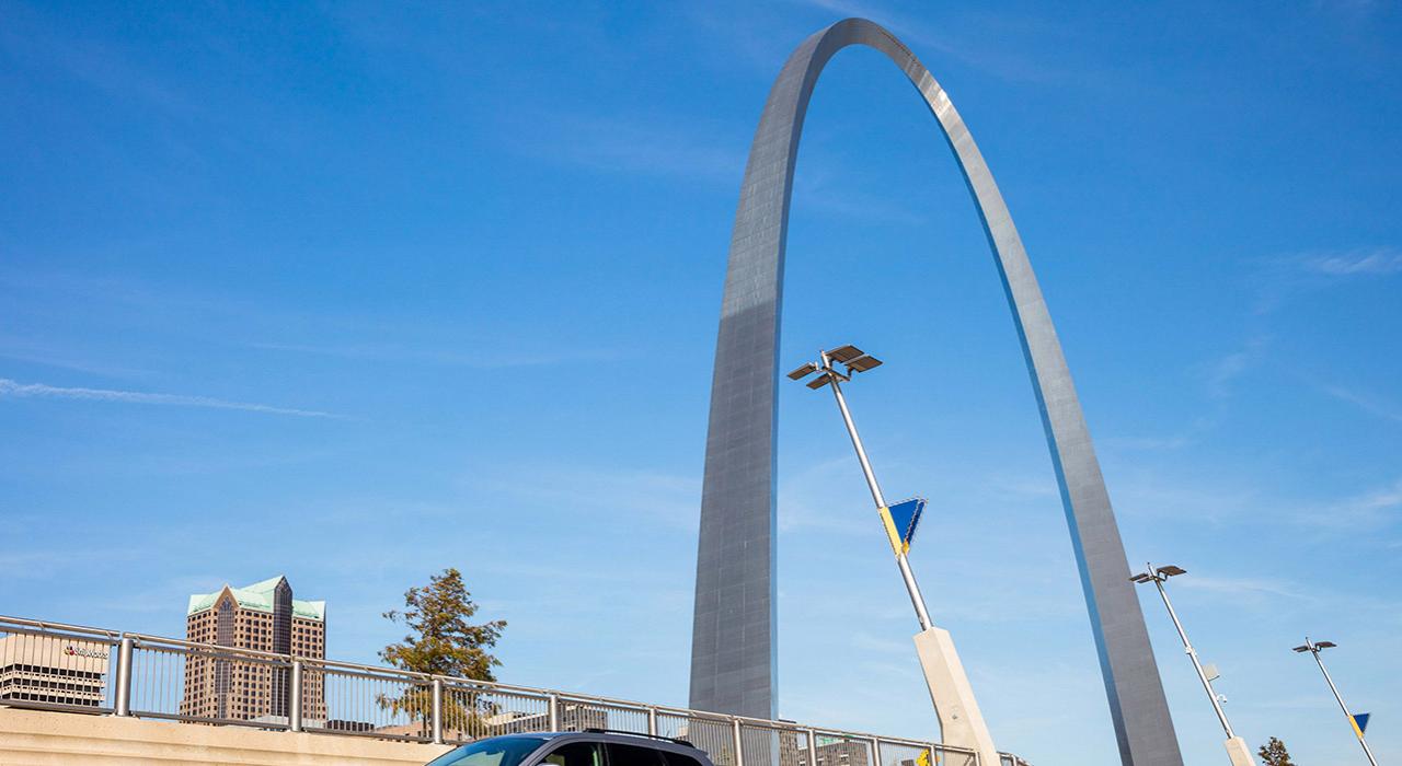 密苏里州圣路易斯 192 米高的全美最高纪念碑璀璨烟花争相绽放