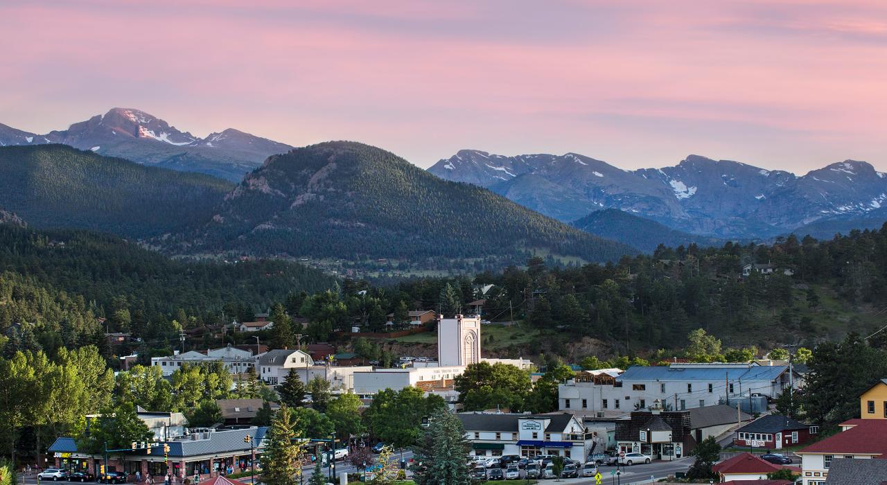 El sol se oculta reflejando un hermoso brillo sobre el pueblo