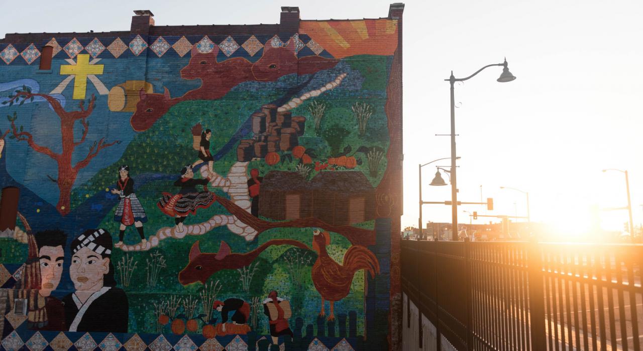 市区墙上为庆贺 Hmong 文化而创作的彩色壁画