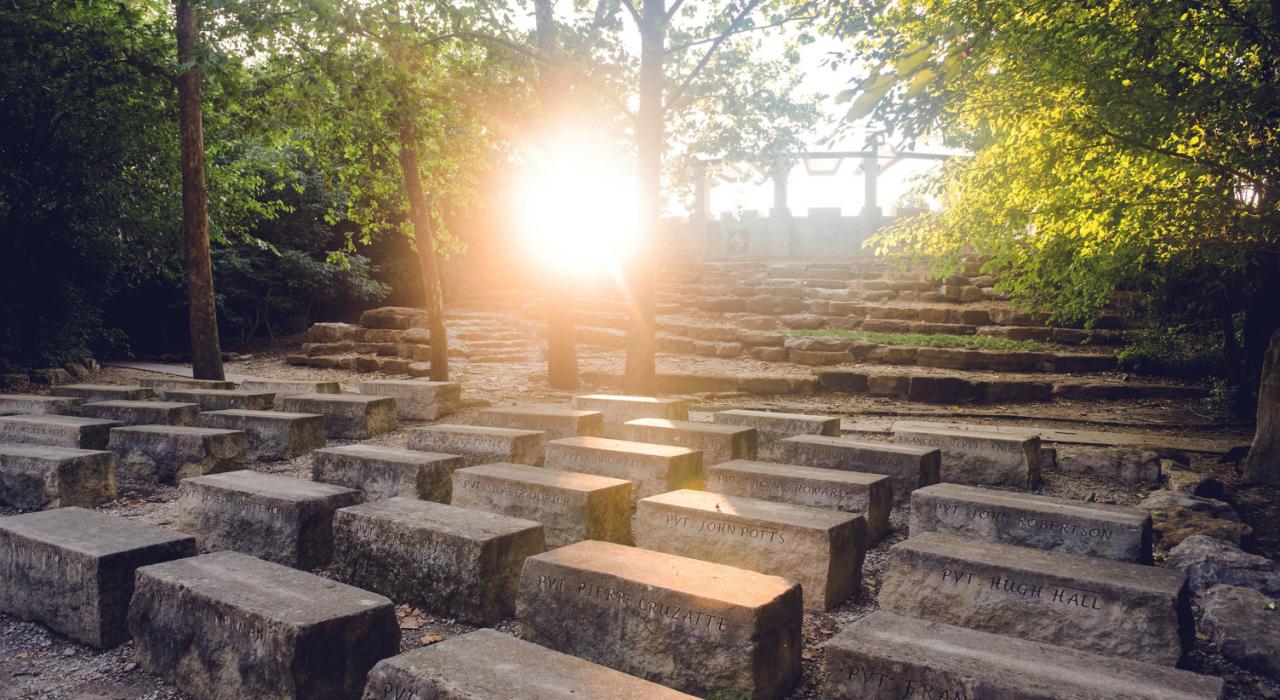 Kaw Point Park 公园内 Encampment Theater 剧场里的原生岩石凳