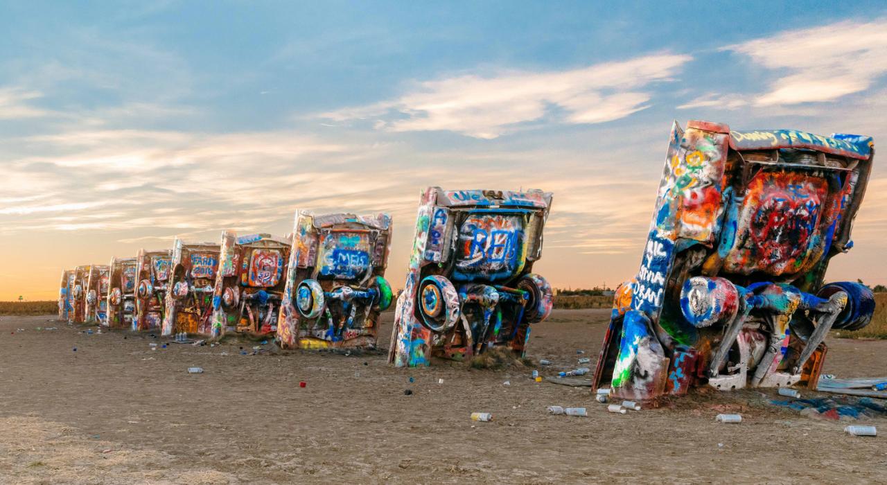 德克萨斯州阿马里洛的凯迪拉克农场内埋在土里的彩色凯迪拉克汽车