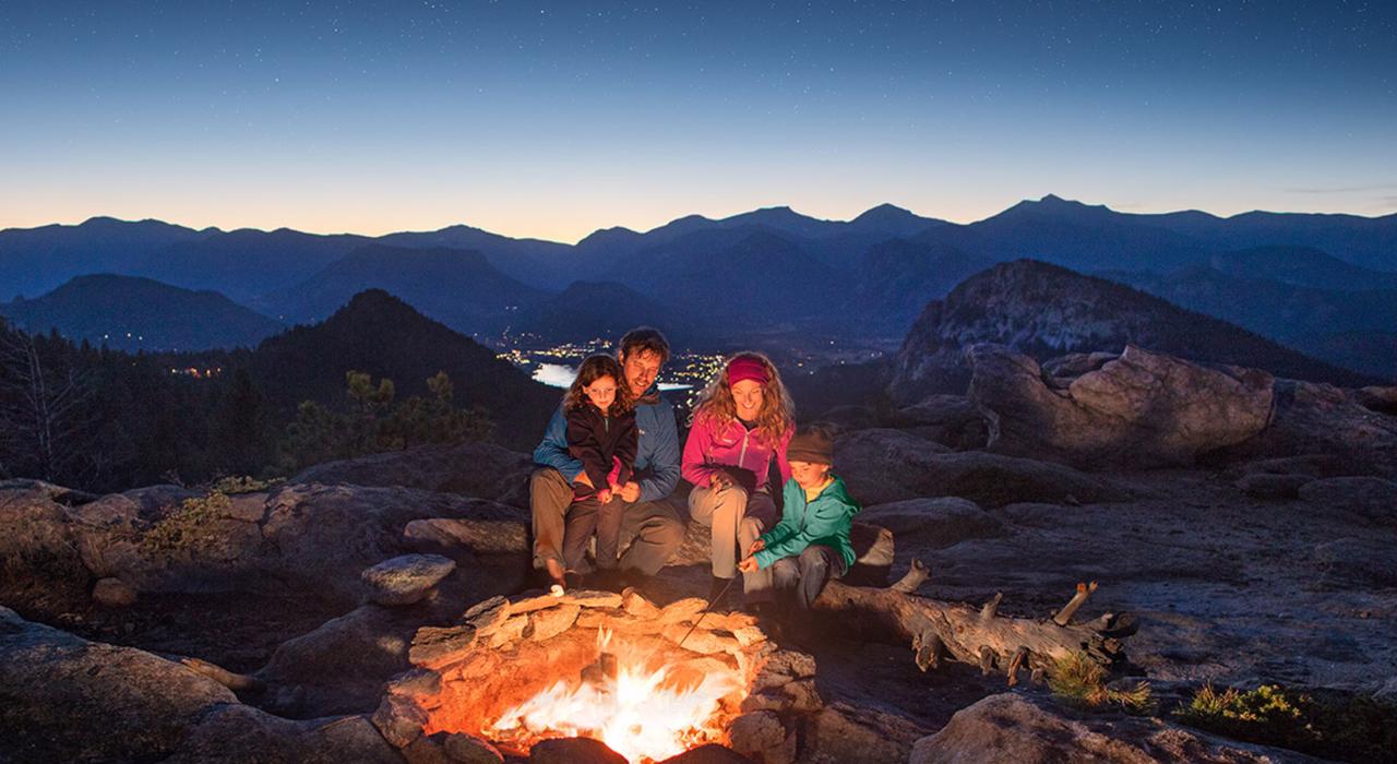 Creando recuerdos familiares bajo la luz de una acogedora fogata