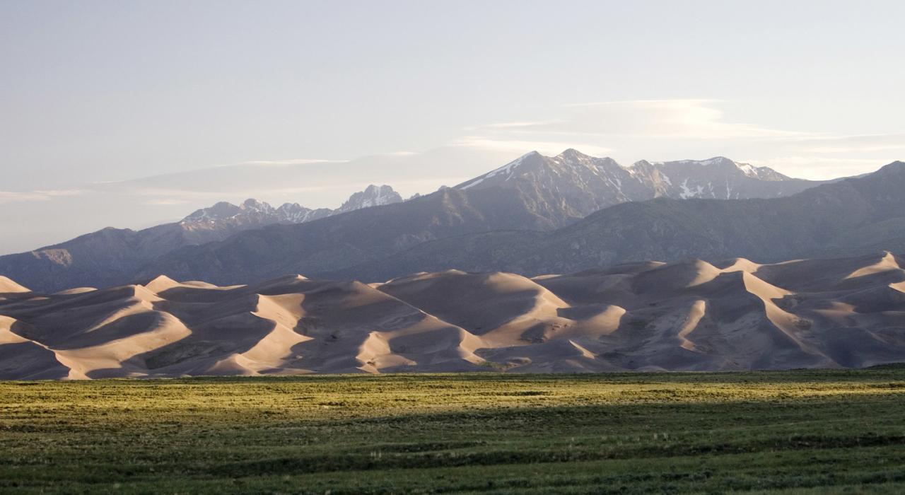 一片由草地、沙丘和山脉构成的区域，幅员辽阔，多姿多彩