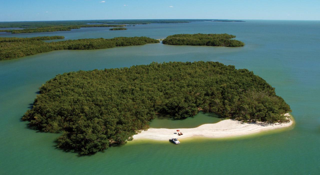 在万岛群岛中，享受风景宜人的海滩