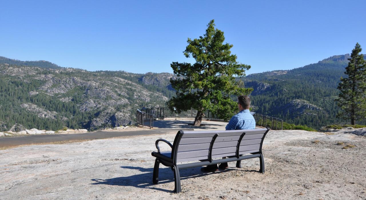 图奥勒米斯坦尼斯劳斯河峡谷附近的 Donnell Vista 景观小道