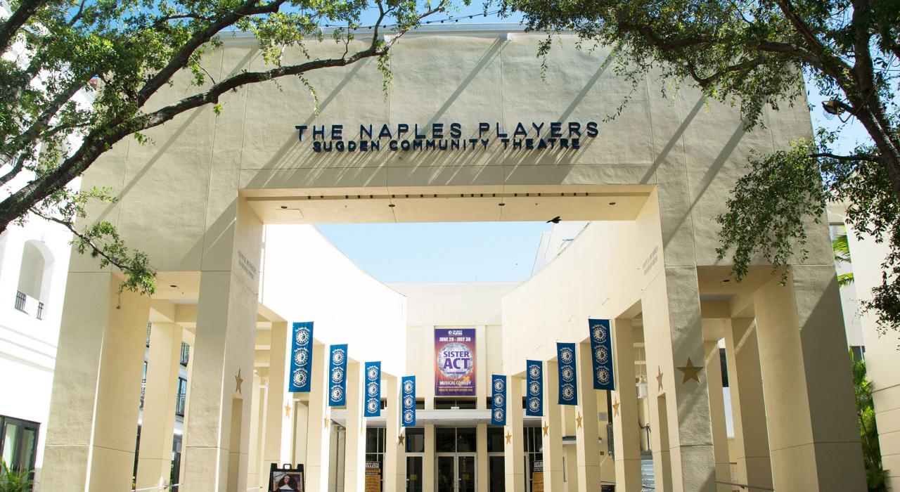 The Naples Players 剧团主会场 Sugden 剧院的入口通道