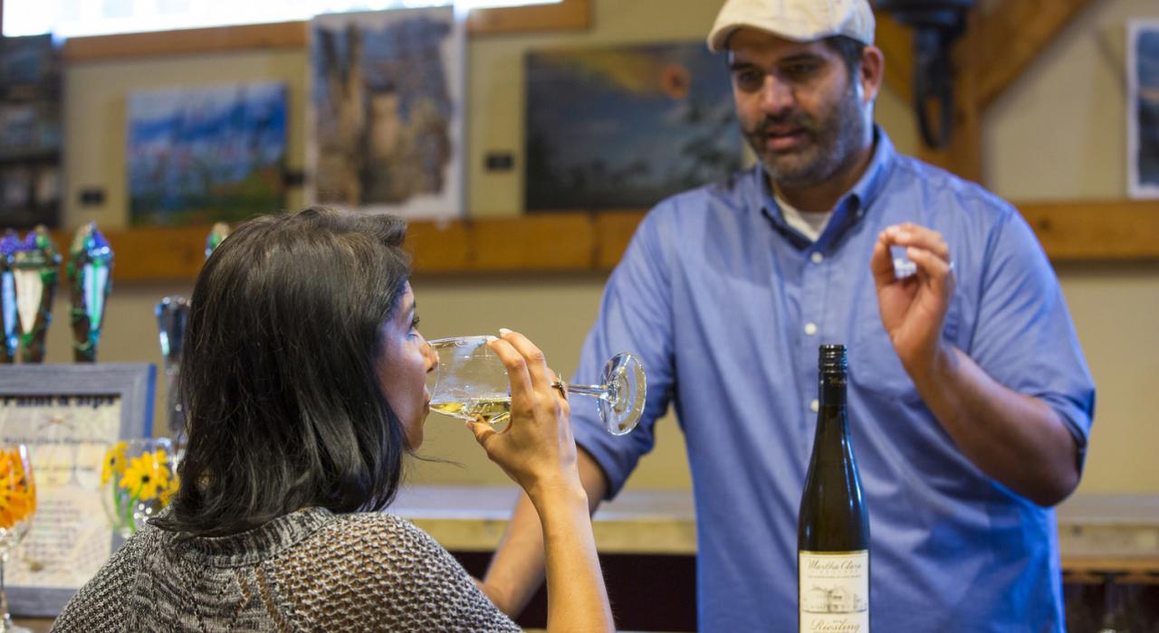 在纽约州河头镇 (Riverhead) 的 Martha Clara 葡萄园品尝葡萄酒