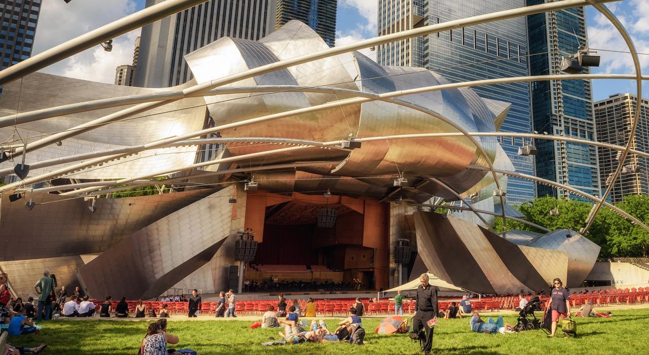 在千禧公园的杰•普利兹克露天音乐厅内享受清新的空气和现场音乐表演