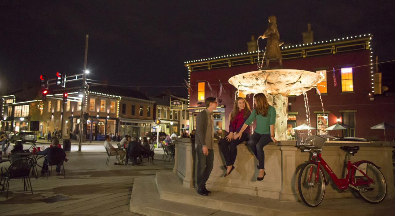 在卡温顿的 Mainstrasse Village 村与友人欢聚