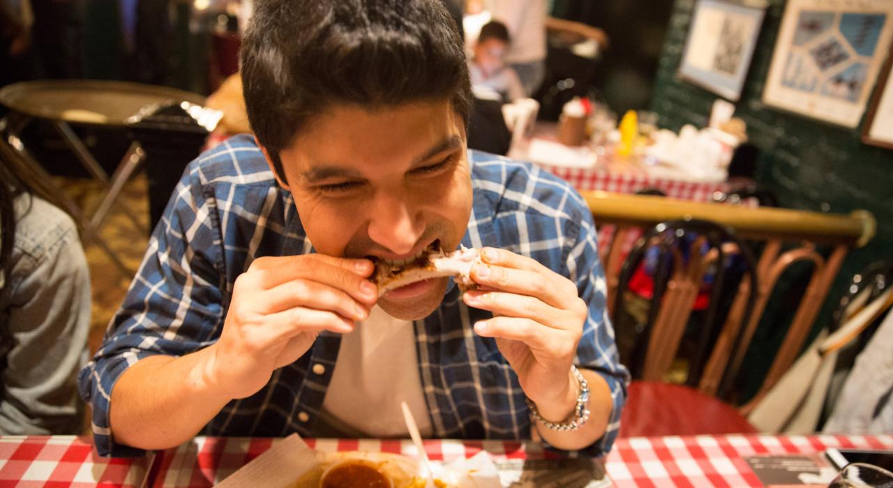 孟菲斯 Charlie Vergos' Rendezvous 餐厅世界一流的干抹香料肋排