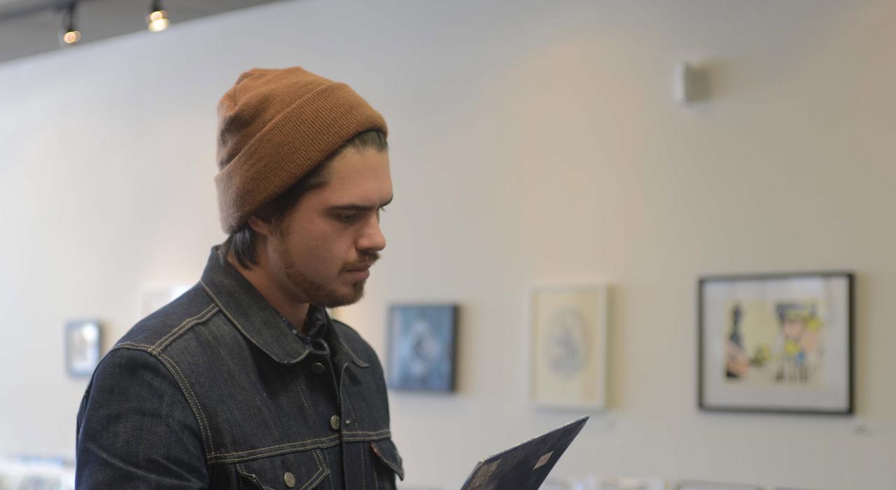 El músico Nathan Quick compra discos de vinilo en Houston, Texas